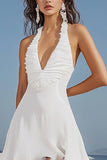 Un vestido de graduación fruncido alto y bajo halter blanco de una línea