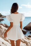 Vestido corto de graduación con mangas blancas con volantes de una línea