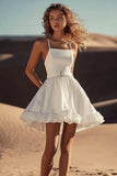 Vestido corto de graduación con volantes de tirantes de espagueti blancos de una línea