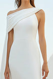 Vestido largo de graduación con capa de un hombro blanco