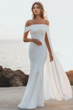 Vestido formal largo con hombro descubierto y capa blanca