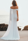 Vestido formal largo con hombro descubierto y capa blanca