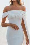 Vestido formal largo con hombro descubierto y capa blanca