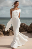 Vestido formal largo de sirena fruncido blanco de un hombro
