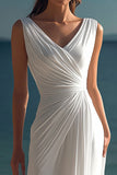 Elegante vestido de playa de gasa blanco fruncido con cuello en V