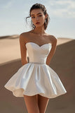 Vestido de graduación de satén blanco de una línea de novia con abalorios