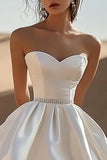 Vestido de graduación de satén blanco de una línea de novia con abalorios