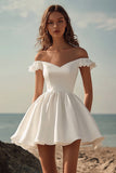Vestido de graduación blanco con volantes y hombros descubiertos