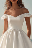 Vestido de graduación blanco con volantes y hombros descubiertos