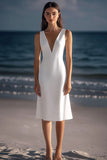 Vestido de graduación blanco con escote en V y vaina de satén hasta la rodilla