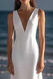 Vestido de graduación blanco con escote en V y vaina de satén hasta la rodilla
