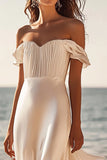 Vestido blanco largo de satén con vaina con hombros descubiertos