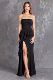 Vestido formal largo sin tirantes negro con volantes y abertura
