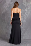 Vestido formal largo sin tirantes negro con volantes y abertura