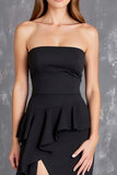 Vestido formal largo sin tirantes negro con volantes y abertura
