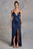 Vestido formal largo de satén fruncido con tirantes finos azul marino con abertura