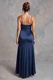 Vestido formal largo de satén fruncido con tirantes finos azul marino con abertura