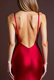 Vestido formal largo con abertura de tirantes finos rojos