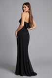 Vestido formal largo negro con volantes y hombros descubiertos con abertura