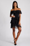 Vestido formal corto de gasa con hombros descubiertos