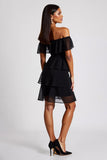 Vestido formal corto de gasa con hombros descubiertos