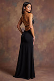 Vestido formal largo de satén con tirantes finos negros con abertura