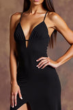 Vestido formal largo de satén con tirantes finos negros con abertura