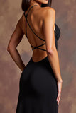 Vestido formal largo de satén con tirantes finos negros con abertura