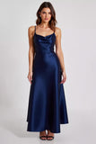 Vestido formal de satén azul marino con tirantes finos de una línea