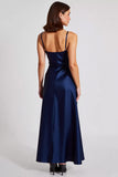 Vestido formal de satén azul marino con tirantes finos de una línea