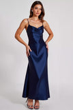 Vestido formal de satén azul marino con tirantes finos de una línea