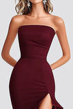 Vestido formal de sirena burdeos sin tirantes con abertura con volantes