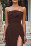 Vestido formal fruncido sin tirantes con abertura