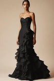 Vestido formal sin tirantes con volantes de sirena negra