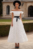 Vestido de invitada de boda de satén blanco con hombros descubiertos Una línea con puntos negros