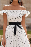 Vestido de invitada de boda de satén blanco con hombros descubiertos Una línea con puntos negros