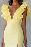 Vestido formal amarillo con volantes de sirena con escote en V y abertura