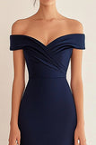 Vestido formal azul marino fruncido de sirena con hombros descubiertos
