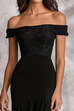 Vestido largo de invitada de boda sirena negro con hombros descubiertos y volantes