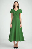 Vestido formal verde de línea A con escote en V y manga corta