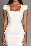 Vestido formal blanco con cuello cuadrado hasta la rodilla