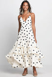Vestido de invitada de boda blanco con volantes de puntos negros