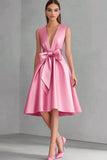 Vestido formal midi de satén rosa con escote en V y lazo