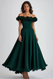Vestido formal verde oscuro con volantes de satén con hombros descubiertos
