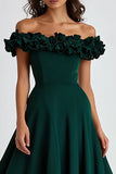 Vestido formal verde oscuro con volantes de satén con hombros descubiertos