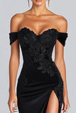 Vestido de gala sirena de satén con hombros descubiertos negro y abertura