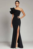 Vestido de gala de satén sirena negro con volantes de un hombro y abertura
