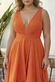 Vestido de invitado largo de talla grande de naranja con volantes en V