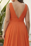 Vestido de invitado largo de talla grande de naranja con volantes en V