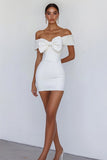 Vestido de graduación blanco ajustado con hombros descubiertos y lazo